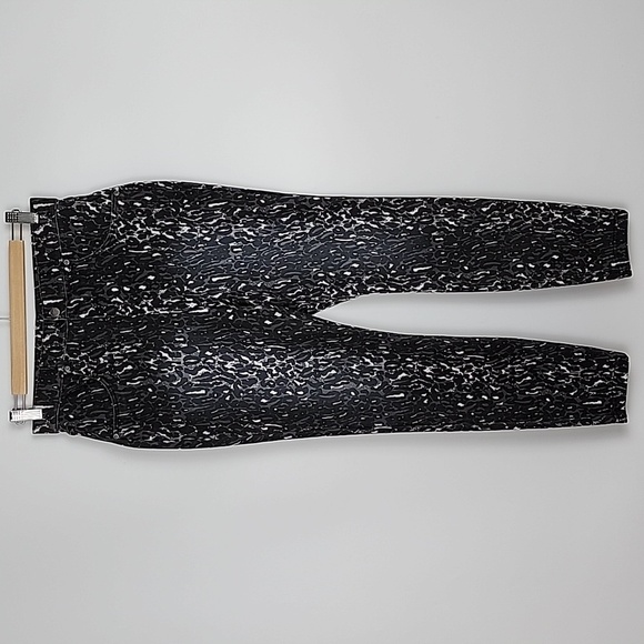 HUE Women's Ultra Soft High Waist Denim Leggings Black Leggy Leopard Size Medium - Picture 5 of 16